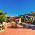Exquisite Rural House With Garden, Pool And Sea Views 샬레