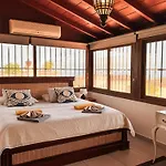 샬레 Exquisite Rural House With Garden, Pool And Sea Views *