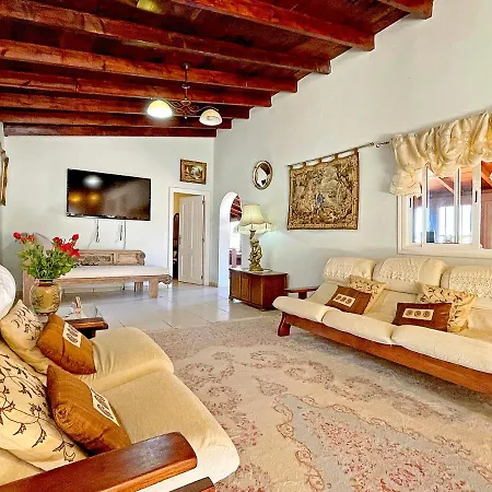 Chalet Exquisite Rural House With Garden, Pool And Sea Views