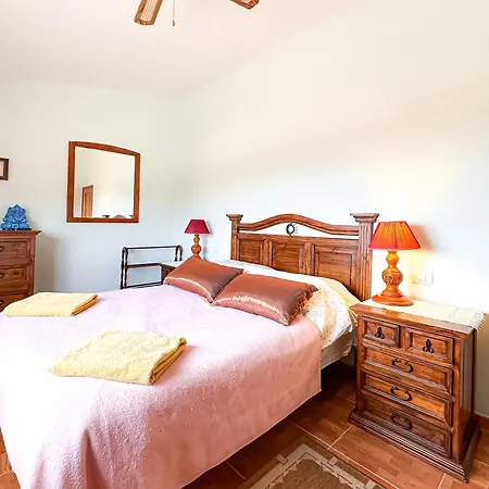 Domek alpejski Exquisite Rural House With Garden, Pool And Sea Views