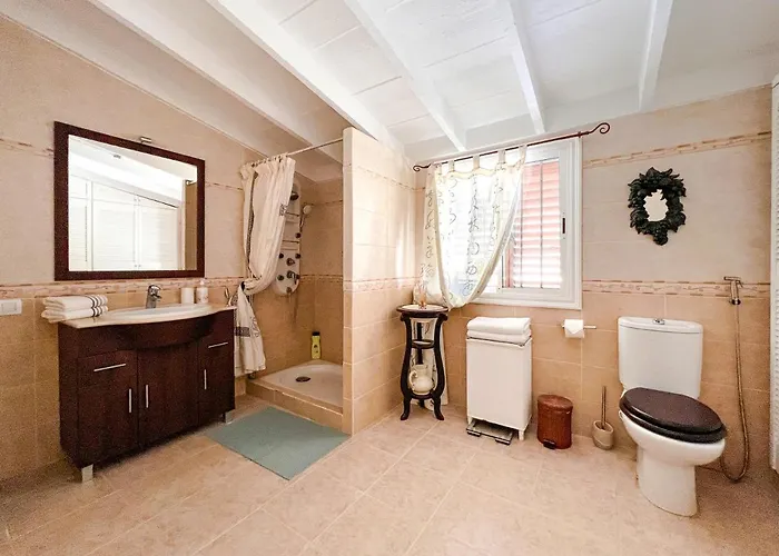 Exquisite Rural House With Garden, Pool And Sea Views شاليه *