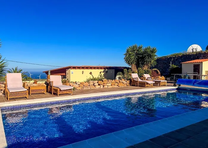 Exquisite Rural House With Garden, Pool And Sea Views شاليه *