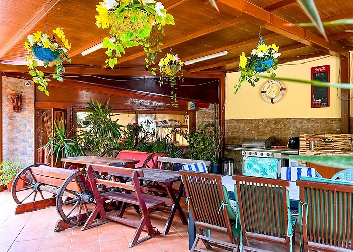 Exquisite Rural House With Garden, Pool And Sea Views شاليه