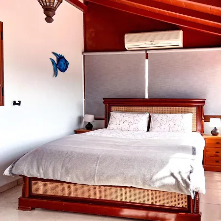 Exquisite Rural House With Garden, Pool And Sea Views Domek alpejski *