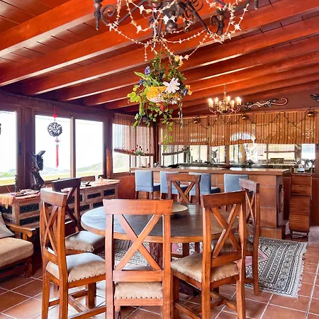 Domek alpejski Exquisite Rural House With Garden, Pool And Sea Views *
