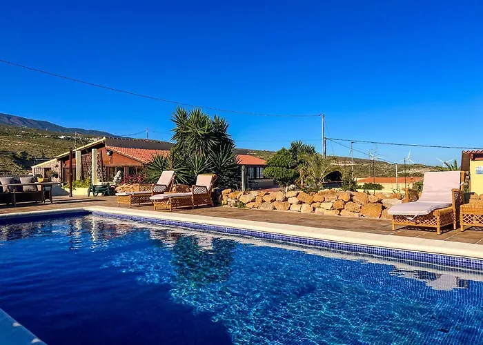 Exquisite Rural House With Garden, Pool And Sea Views 木屋