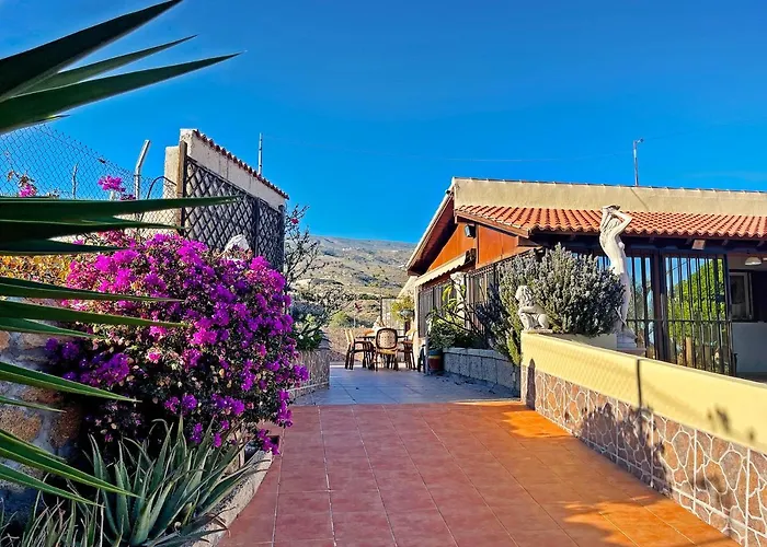 Chalet Exquisite Rural House With Garden, Pool And Sea Views