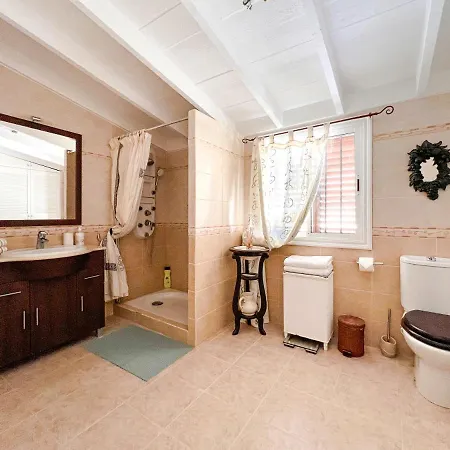 Exquisite Rural House With Garden, Pool And Sea Views Domek alpejski *