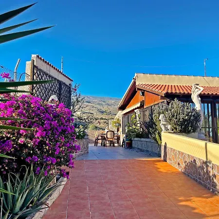 Domek alpejski Exquisite Rural House With Garden, Pool And Sea Views