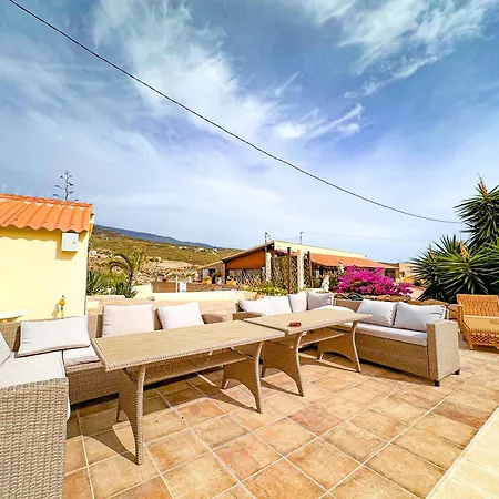 Domek alpejski Exquisite Rural House With Garden, Pool And Sea Views