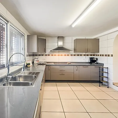 Exquisite Rural House With Garden, Pool And Sea Views Domek alpejski