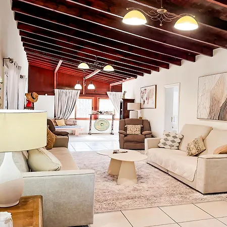 Domek alpejski Exquisite Rural House With Garden, Pool And Sea Views